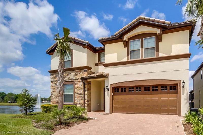 Eight-Bedroom Villa image 1