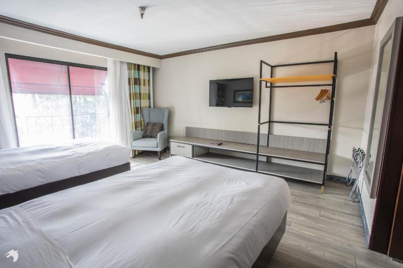 Standard Double Suite with Two Double Beds image 3