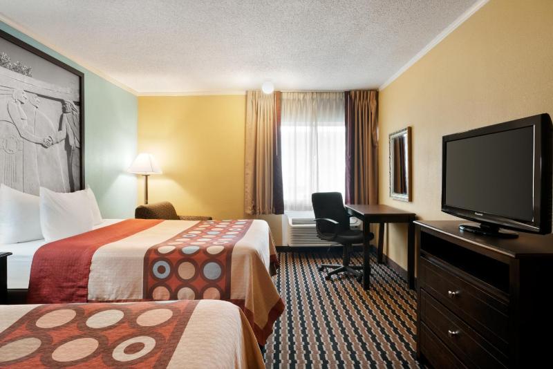 Queen Room with Two Queen Beds - Non-Smoking image 2