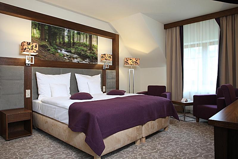 Superior Room with 2 Connecting Zip Beds image 4