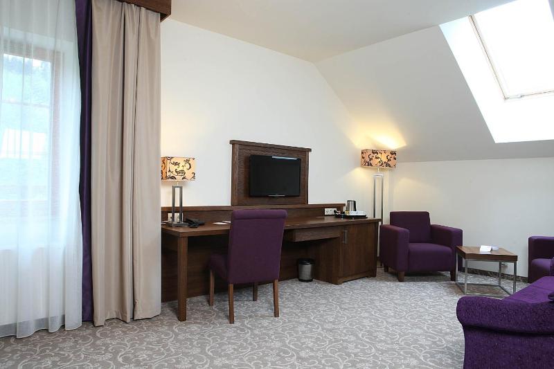 Privilege Room with 2 Connecting Zip Beds image 3