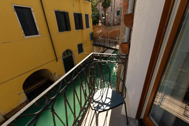 Double Room with Balcony image 4