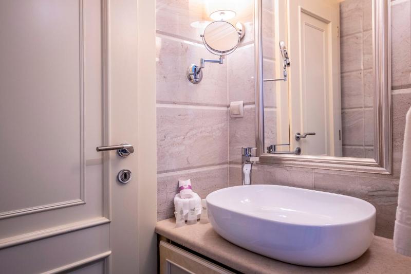 Honeymoon Suite image 3