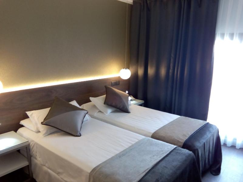Twin Room with Street View image 2