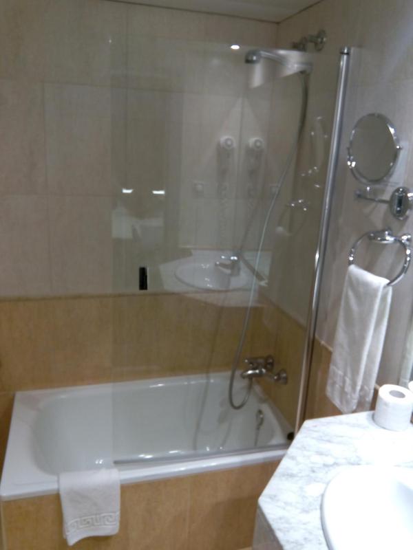 Standard Single Room with Street View image 4