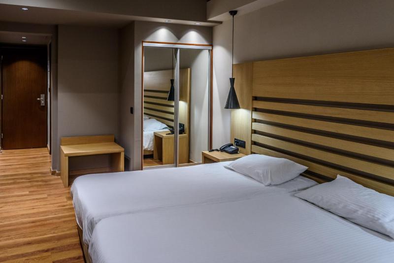 Standard Double or Twin Room without Balcony and City View image 1