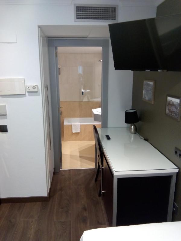 Single Room image 4