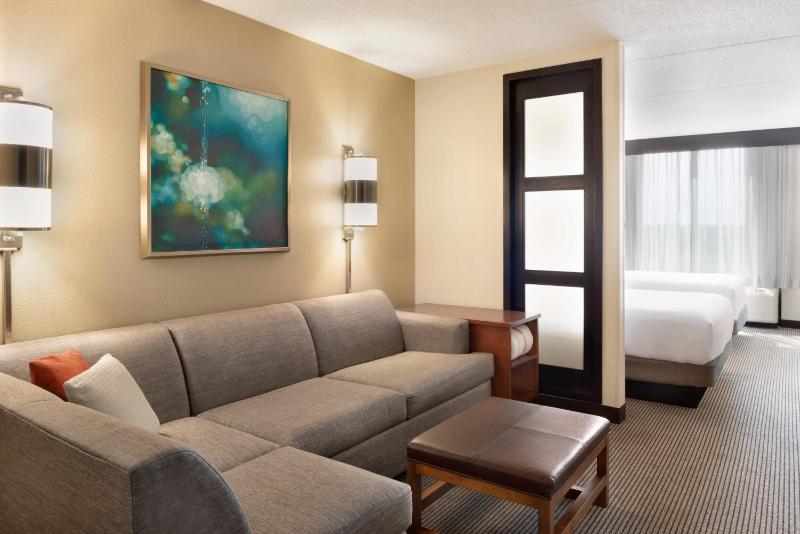 Double Room with Two Double Beds and Sofa bed - High Floor image 4