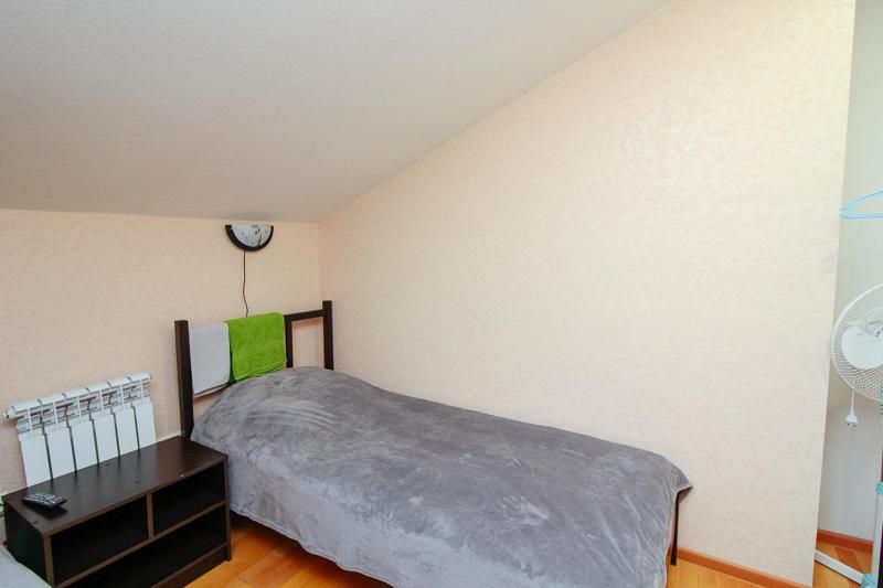 Small Twin Room without Window image 2