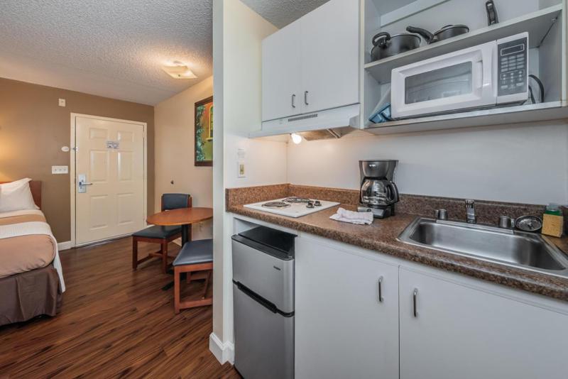 Upgraded Double Non-Smoking, Kitchenette image 3
