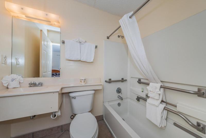 Standard Double Non-Smoking, Kitchenette image 2