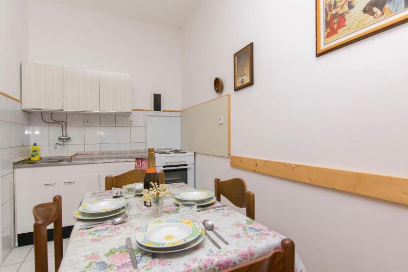 One-Bedroom Apartment image 4