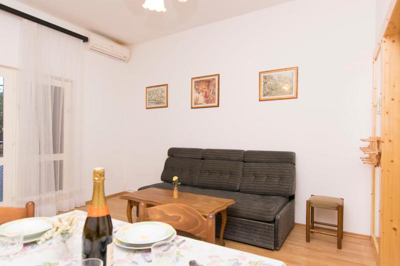 One-Bedroom Apartment image 3