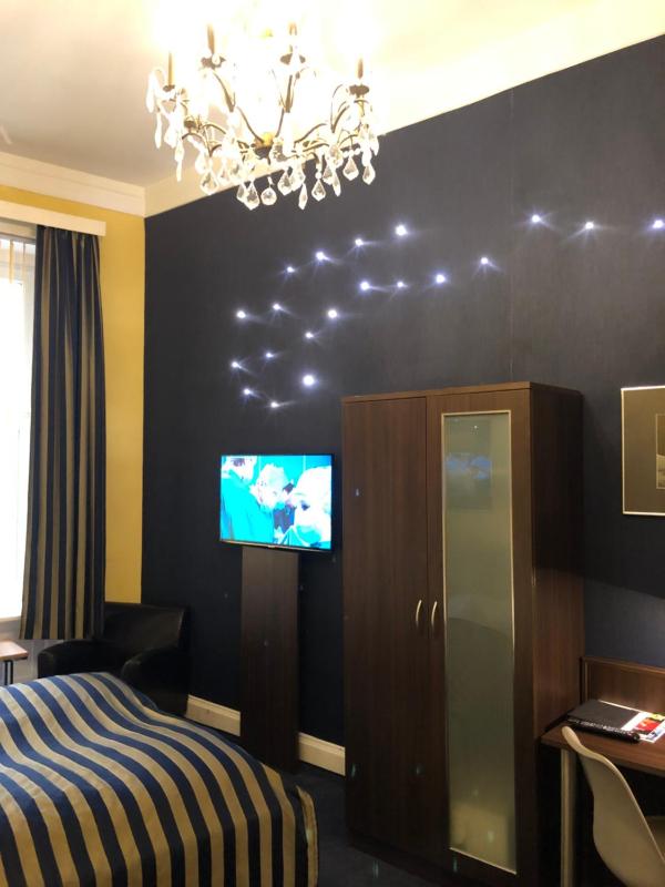 Double Room image 3