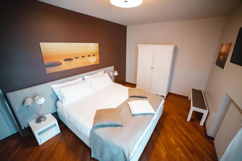 Double or Twin Room image 3