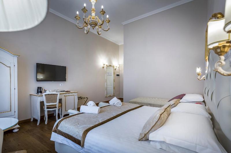 Deluxe Triple Room image 4