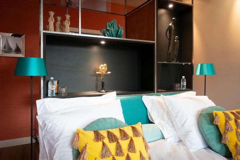 Deluxe King Room image 3