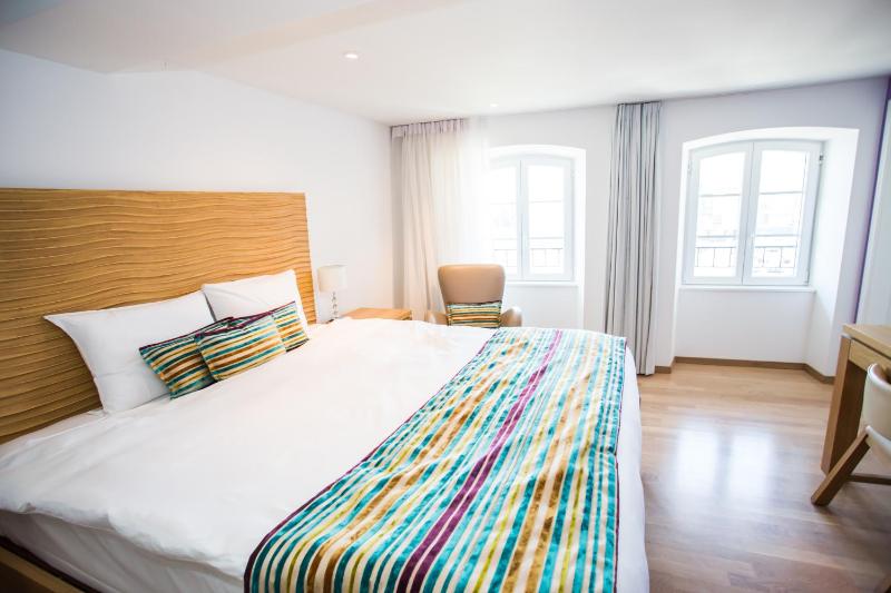 Deluxe Double Room with Lake View image 3