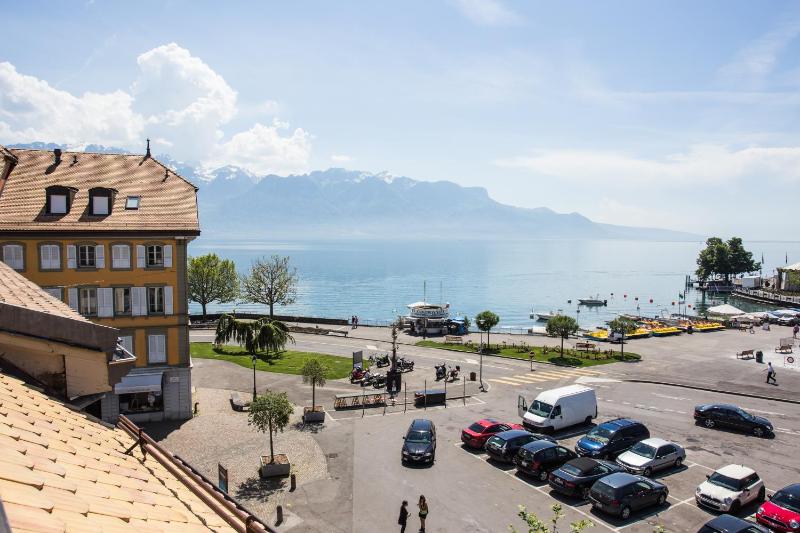 Deluxe Double Room with Lake View image 2