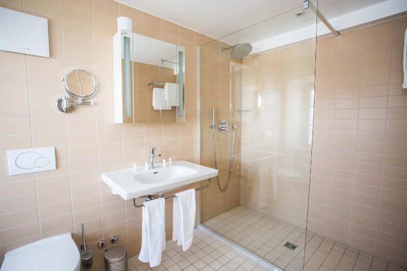 Superior Double Room with Lake View image 2