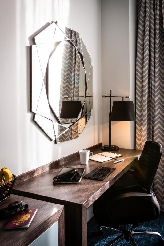 Superior King Room image 3