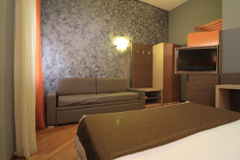 Quadruple Room image 4