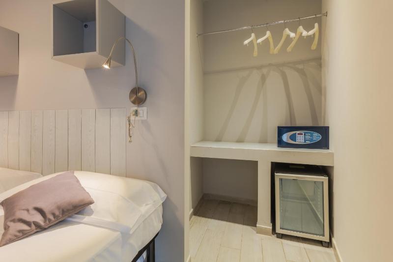 Standard Double Room image 3
