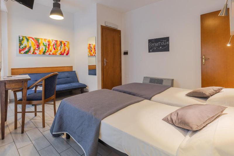 Standard Double Room image 4