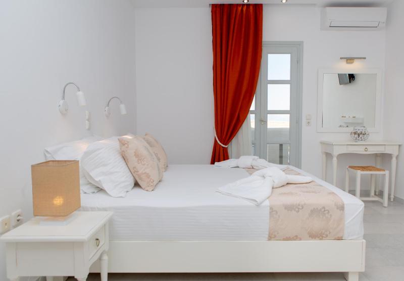Superior Double Room with Sea View image 4