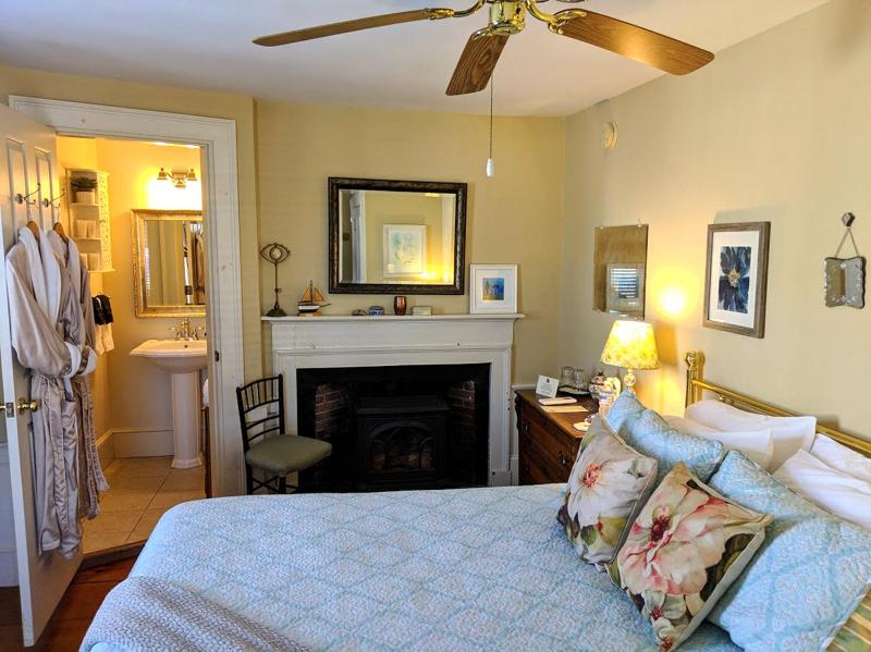 Queen Room with Spa Bath - Daisy image 4