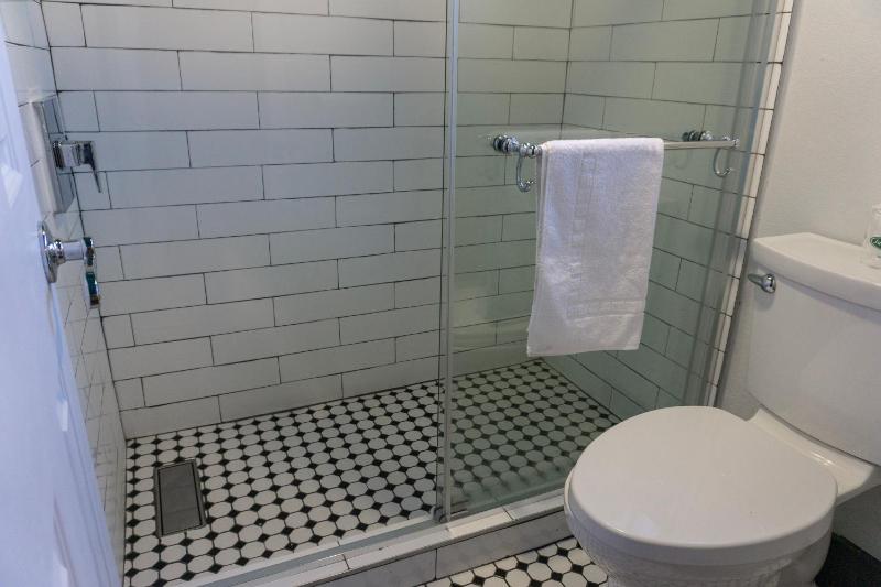 King Room with Walk-in Shower - Disability Access image 3