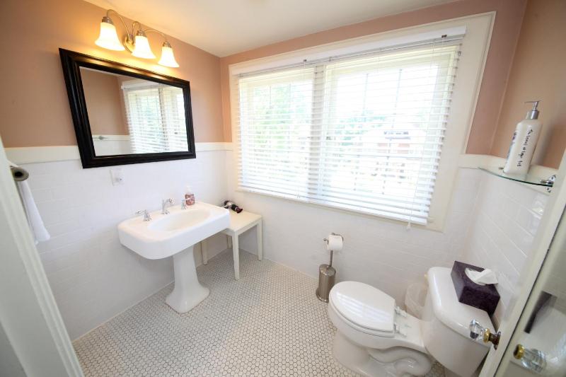 Deluxe King Room (Lady Ann) image 3