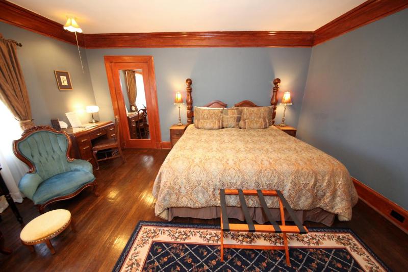 Standard King Room (Sir Charles) image 3