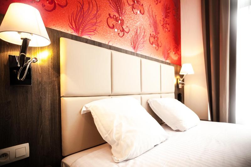 Deluxe Room image 3