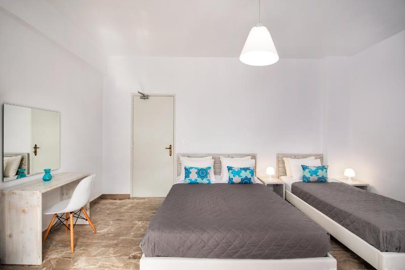 Economy Triple Room image 1