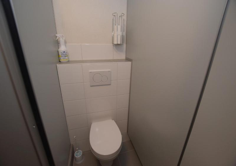Standard Twin Room with Shared Bathroom image 3