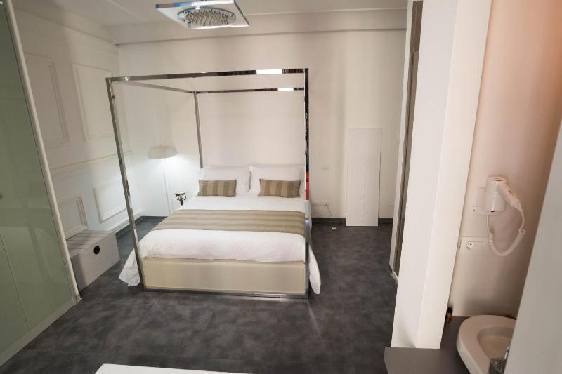 Deluxe Double Room with Balcony image 3