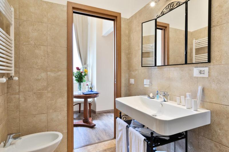 Deluxe Double Room image 2