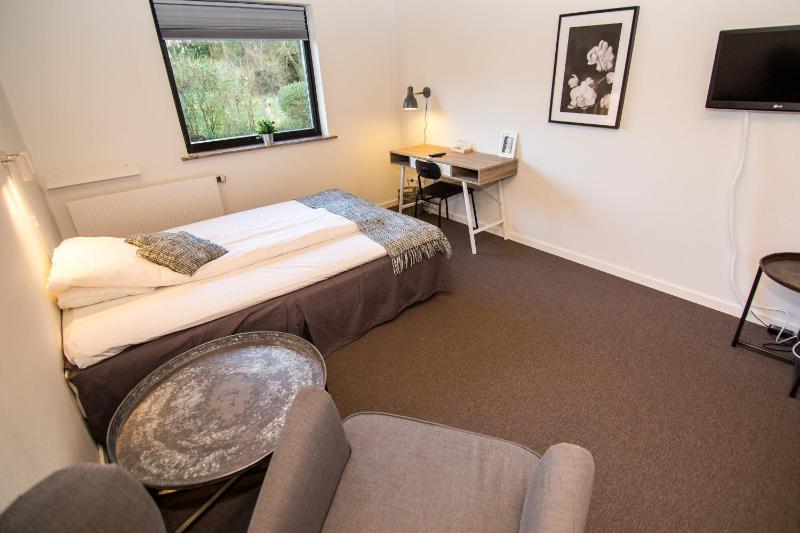 Deluxe Queen Room image 3
