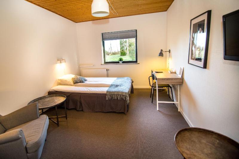 Deluxe Queen Room image 2