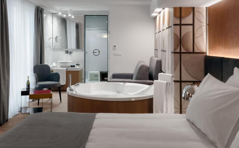 Junior Suite with Hammam & Jacuzzi image 3