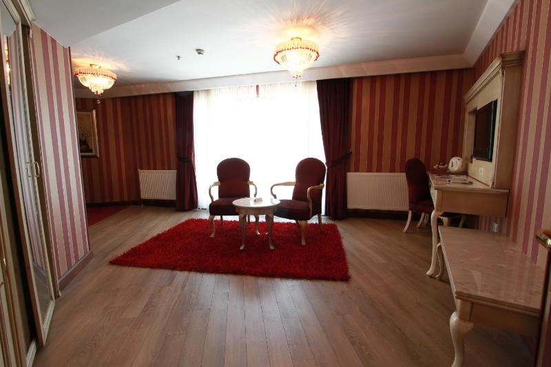 Corner Suite with Sea View image 4