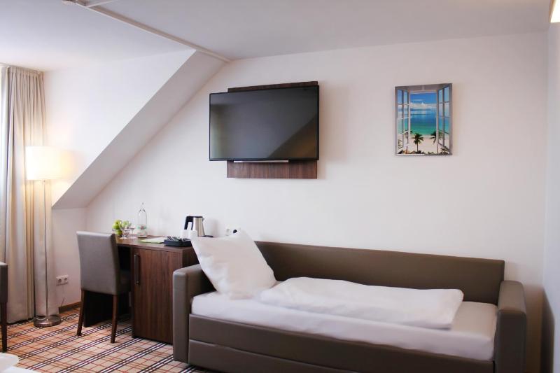 Superior Triple Room image 4