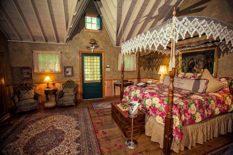 Deluxe King Room image 4