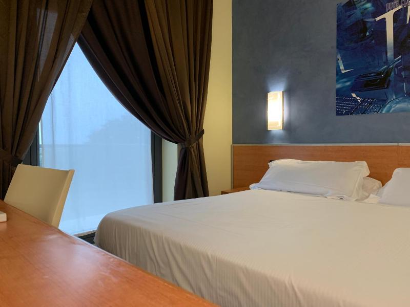 Superior King Room image 2