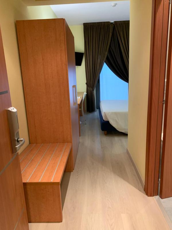 Superior King Room image 3