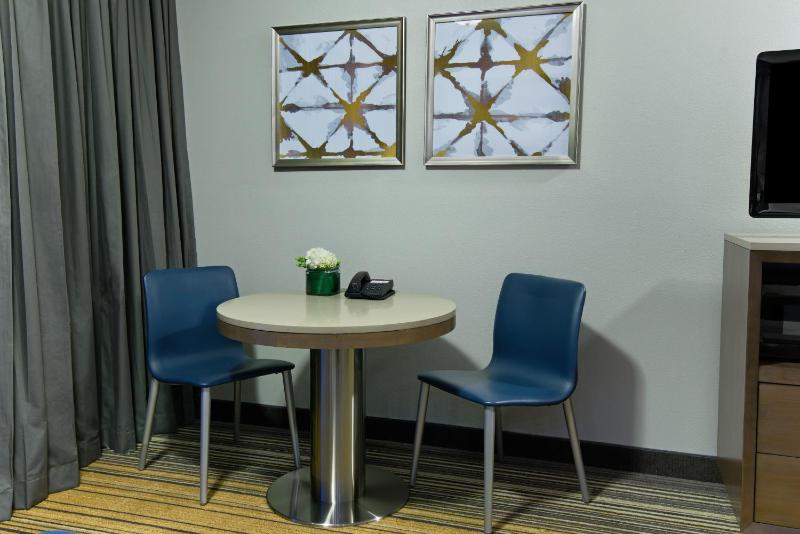 Deluxe 2 Queen Suite image 3