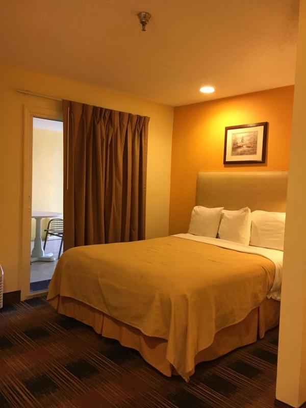 Executive Queen Room with Two Queen Beds - Non-Smoking image 2