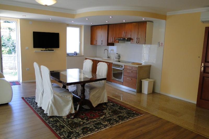 Superior One-Bedroom Apartment image 2