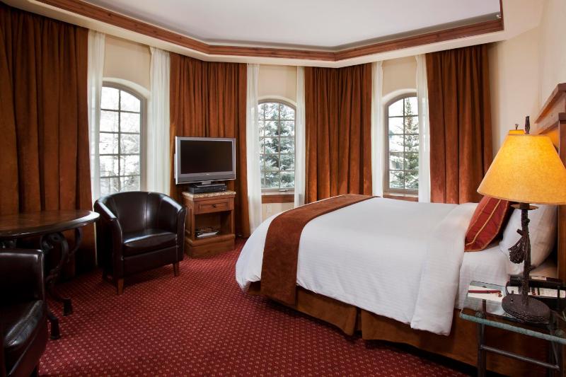 Standard Queen Room Tower Village View image 3